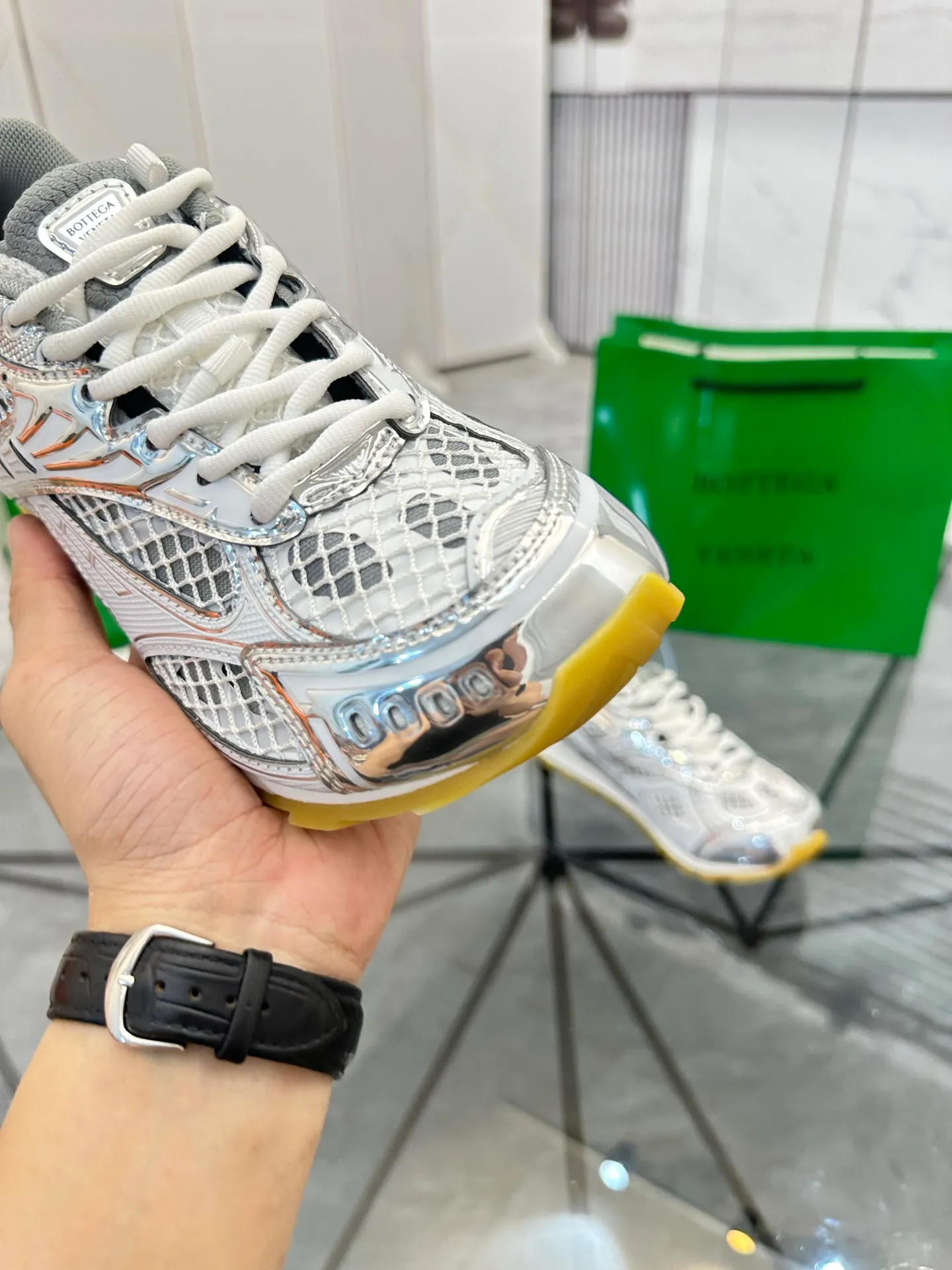Factory men's shoes 💰: 620💰 (top version) BV Orbit sneakers Wang Yibo's same style couple's dad shoes Runner sneakers, made of lightweight technical mesh fabric. Matched with geometric pattern designed rubber outsole Wang Zha series high version Look for the package craftsmanship The actual height is much higher, but the legs are still slim. Very nice and playable and durable Matching to the standard 💯 Package shoe technology Look for the high version The outsole is made of color-blocked TPU outsole Women's model 35 36 37 38 39 40 41 (40 41 customized) Men's model 38 39 40 41 42 43 44 45. (Customized size 38 45.46) No. H345